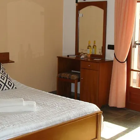 Captain George's * Patitiri