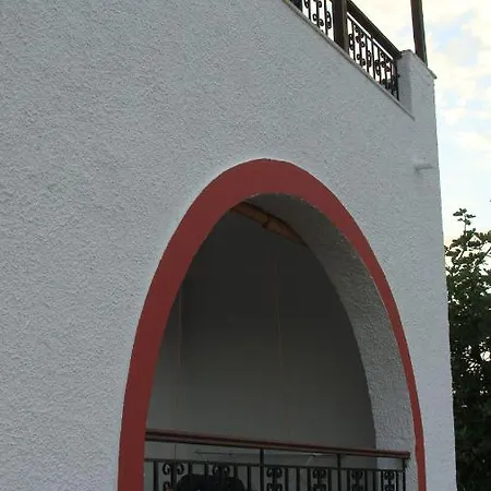 Captain George's * Patitiri